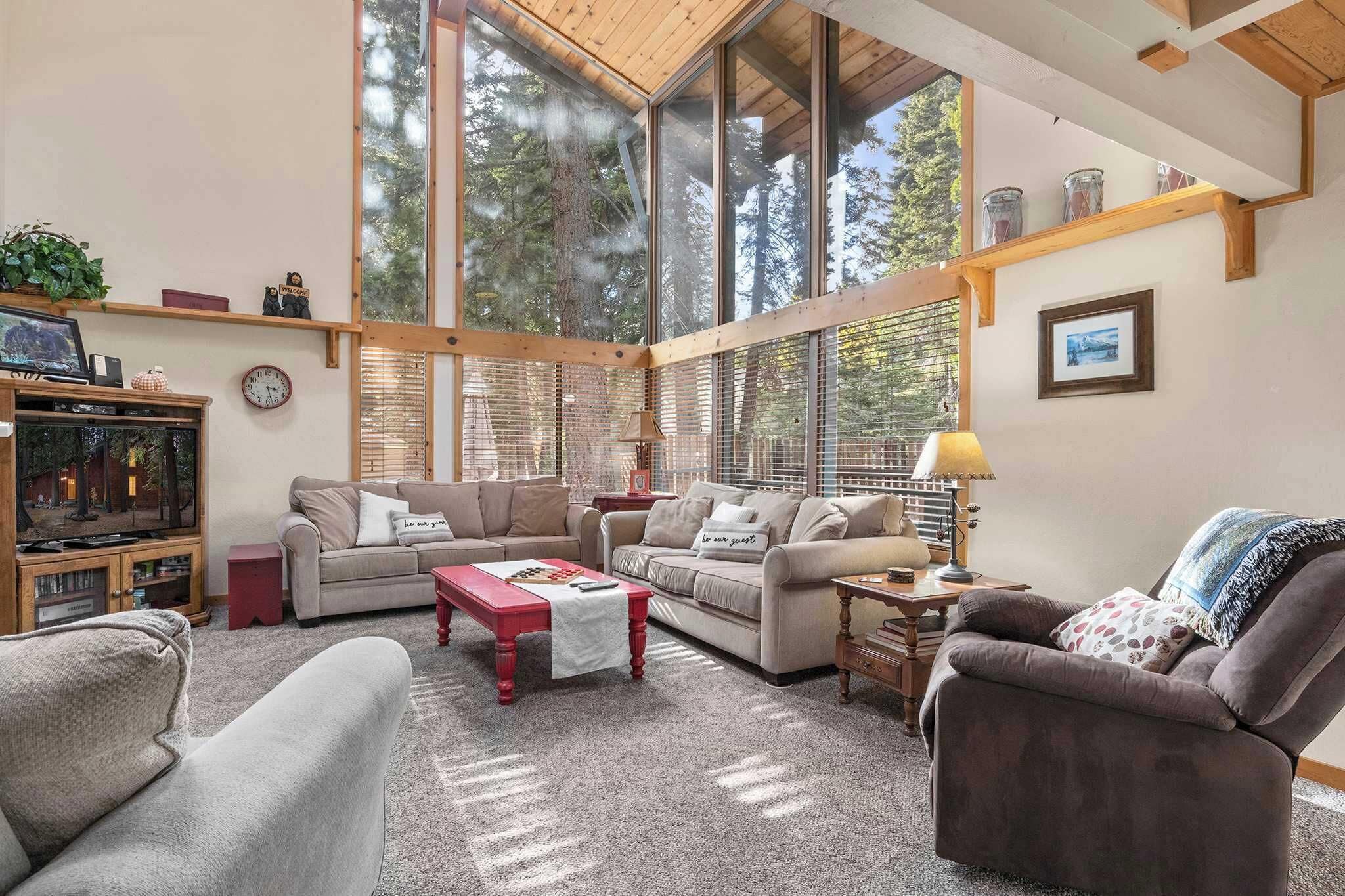 Maison, Plusieurs lits, patio, vue sur la montagne (Sundance) | Aire de séjour | Téléviseur à écran plat de 50 po avec télévision numérique, foyer