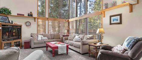Nhà, nhiều giường, sân hiên, quang cảnh núi (Sundance) | Khu phòng khách | TV màn hình phẳng 50-inch có truyền hình kỹ thuật số, lò sưởi