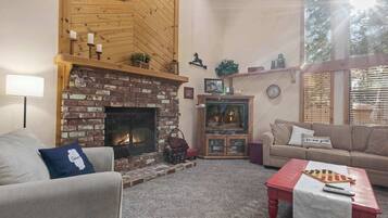 Rumah, Beberapa Tempat Tidur, patio, pemandangan gunung (Sundance) | Area keluarga | Televisi layar datar 50-inci dengan saluran TV digital dan perapian