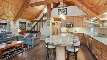Rumah, Beberapa Tempat Tidur, patio, pemandangan gunung (West Shore Haven) | Interior
