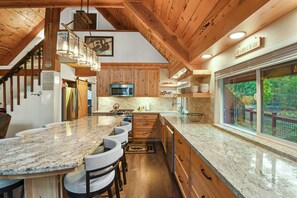 Casa, várias camas, varanda, vista para a montanha (West Shore Haven) | Cozinha privada | Geladeira, micro-ondas, fogão, cooktop