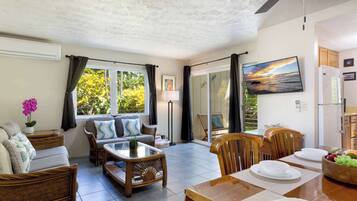 Townhouse, Beberapa Tempat Tidur, patio, pemandangan kebun (Surf & Racquet Club #24) | Area keluarga | Televisi layar datar 42-inci dengan saluran TV digital