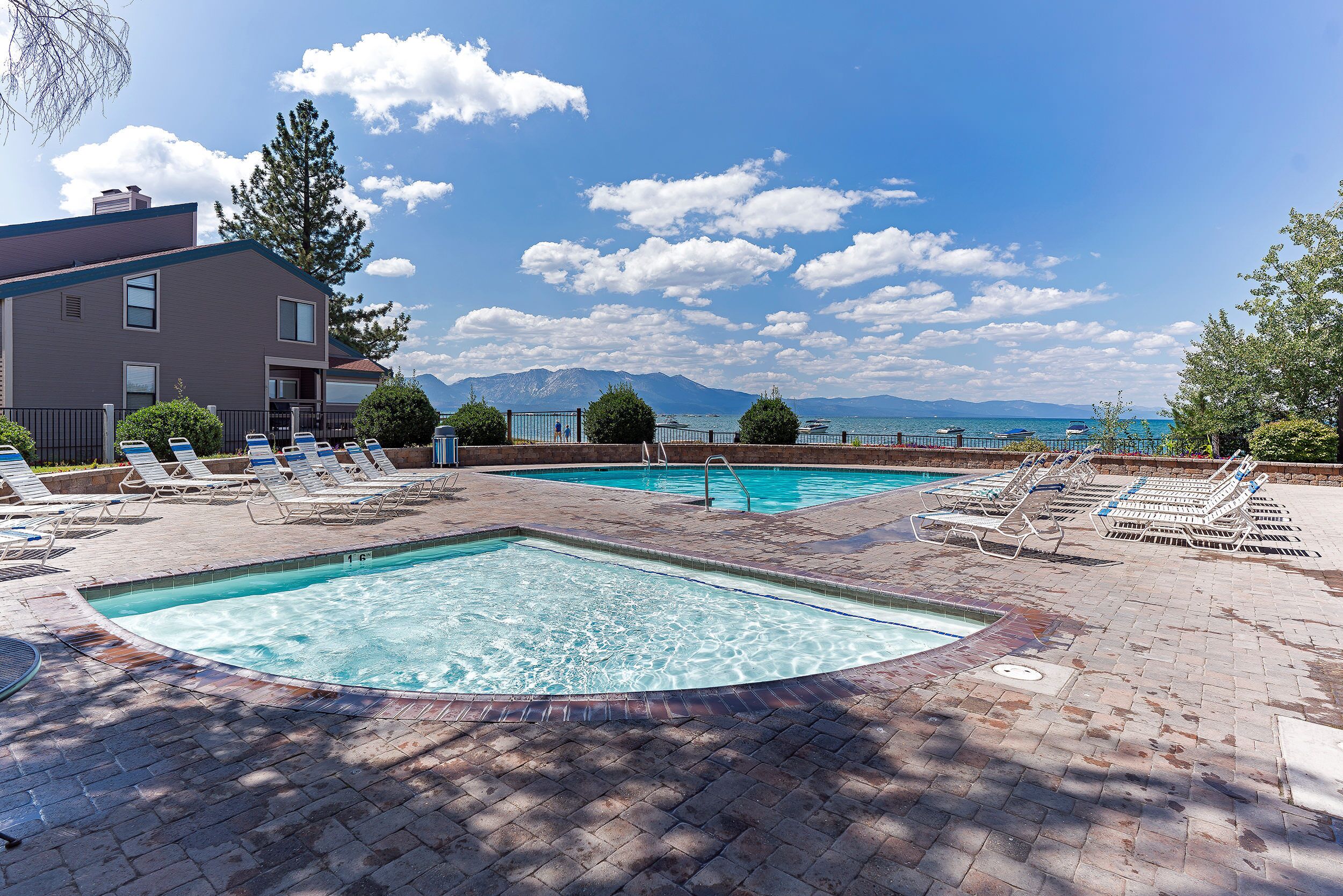 Kolam renang terbuka 