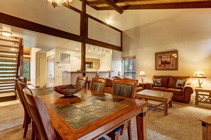 Condo, varias camas, patio | Cocina privada | Refrigerador, microondas, horno y parrilla de estufa 