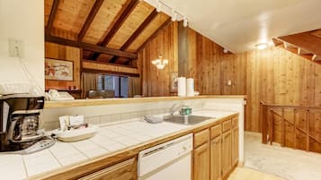 Condo, Multiple Beds, Patio | Private kitchen | Fridge, microwave, oven, stovetop