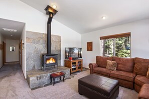 Casa, várias camas, banheira de imersão | Sala de estar | TV 40 polegadas com canais a cabo, lareira