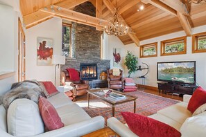 Casa de lujo, varias camas, patio, vista a la montaña (Lakeview Mountain Chalet) | Área de sala de estar | Televisión de pantalla plana de 50 pulgadas con canales digitales 