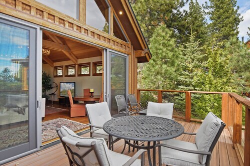 Luxury Mountain Retreat | Lake Views, Deck + BBQ | Pool Table & Chef’s Kitchen