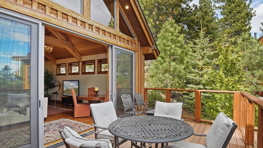 Luxury Mountain Retreat | Lake Views, Deck + BBQ | Pool Table & Chef’s Kitchen