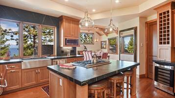 House, Multiple Beds, Patio, Mountain View (Lakeview Mountain Chalet) | Private kitchen | Fridge, microwave, oven, stovetop