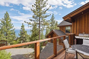 Casa de lujo, varias camas, patio, vista a la montaña (Lakeview Mountain Chalet) | Vista desde la habitación