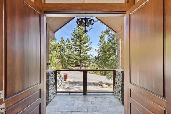 Casa de lujo, varias camas, patio, vista a la montaña (Lakeview Mountain Chalet) | Vista desde la habitación