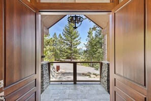House, Multiple Beds, Patio, Mountain View (Lakeview Mountain Chalet) | Interior