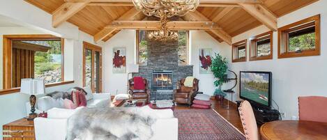 Casa de luxe, diversos llits, pati, vistes a la muntanya (Lakeview Mountain Chalet) | Sala d'estar | Televisor de pantalla plana de 50 polzades amb canals digitals