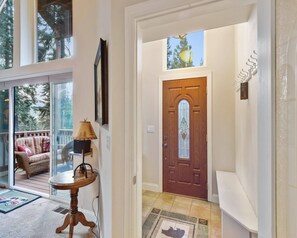 House, Multiple Beds, Jetted Tub | Living room