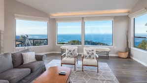 Casa, varias camas, balcón, vista al océano | Área de sala de estar | Televisión y chimenea 
