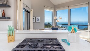 Casa, varias camas, balcón, vista al océano | Sala de estar | Televisión y chimenea 