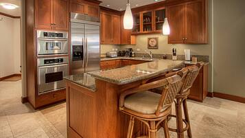 Kondominium, Beberapa Tempat Tidur, patio, pemandangan kebun (Kolea 11D) | Dapur pribadi | Lemari es, microwave, oven, dan kompor