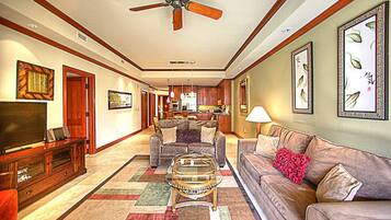 Kondominium, Beberapa Tempat Tidur, patio, pemandangan kebun (Kolea 11D) | Area keluarga | Televisi layar datar 55-inci dengan saluran TV digital