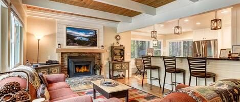 Maison, plusieurs lits, cheminée, vue montagne (Serenity Woods) | Coin séjour | Télévision à écran plat de 50 pouces avec chaînes numériques, cheminée