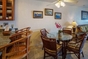 Condo, 1 cama King size, hidromasaje, vista al océano | Restaurantes