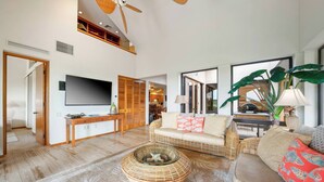 Villa, varias camas, patio, vista al campo de golf (Shores 19 - 3 Ensuite & Loft) | Área de sala de estar | Televisión de pantalla plana de 70 pulgadas con canales digitales
