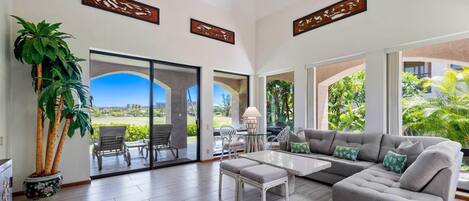 Villa, varias camas, patio, vista al campo de golf (Shores 20 - 3 Ensuite) | Sala de estar | Televisión de pantalla plana de 75 pulgadas con canales digitales