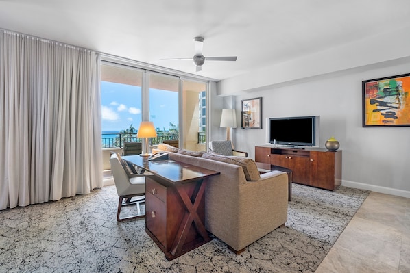 Älytelevisio, pöytätennispöytä, työhuone, tietokoneen näyttö