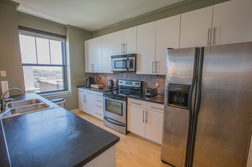 Designer Downtown Condo Suite - Splendid View