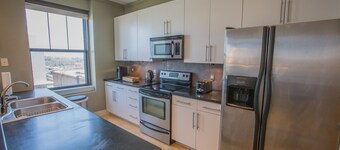 Designer Downtown Condo Suite - Splendid View