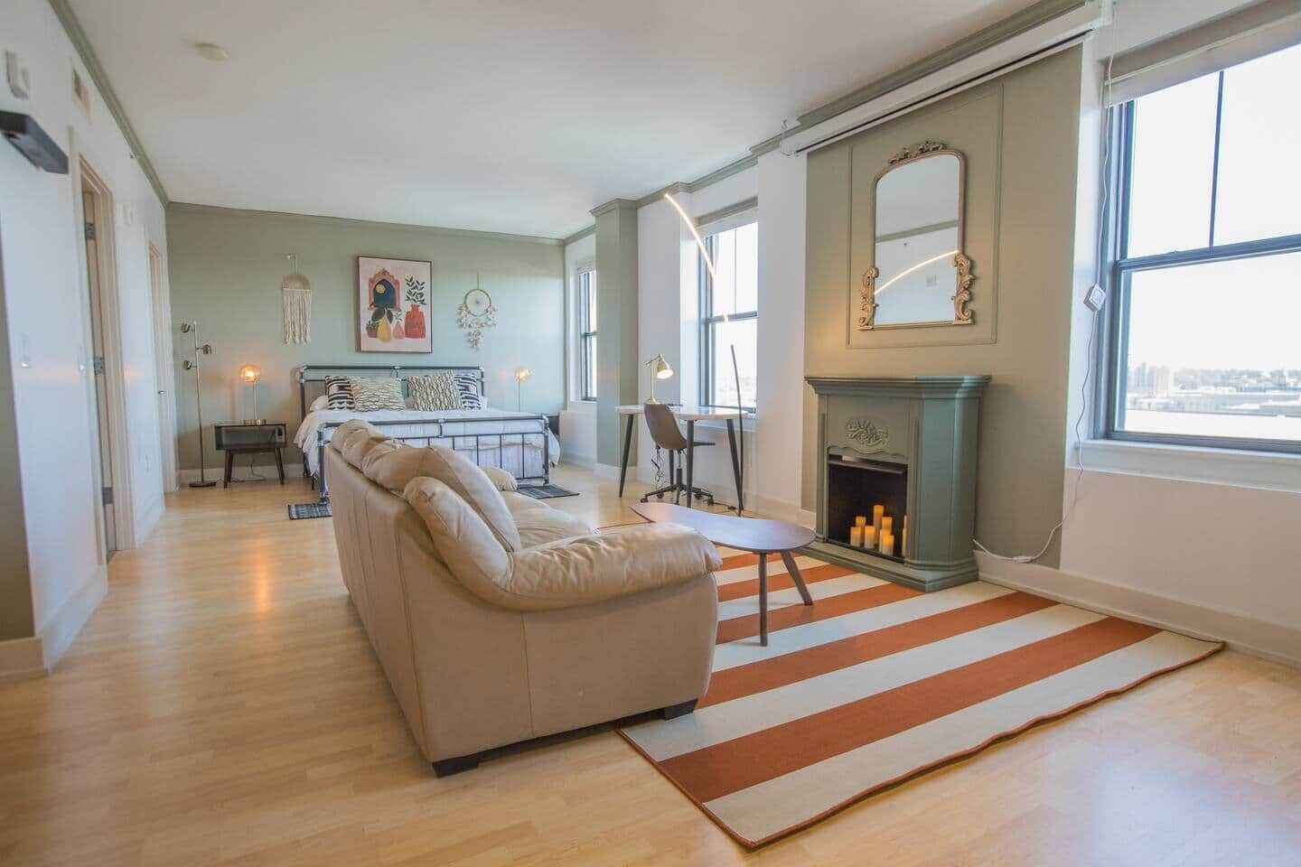 1 quarto, escrivaninha, ferros/tábuas de passar roupa, berço de viagem