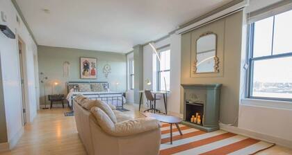 Designer Downtown Condo Suite - Splendid View