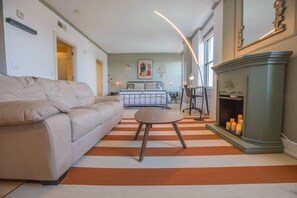 Smart TV, offices - Designer Downtown Condo Suite - Splendid View (Des Moines)