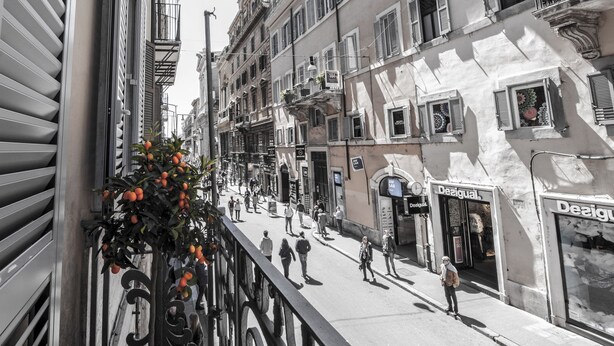 A street view with a building featuring a shop named 'Desigual'. - Spagna Boutique Luxury Suites (Rome)