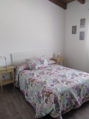 2 bedrooms, travel cot, bed sheets, wheelchair access - La Carrascala rural house 2 (Villaseco del Pan)
