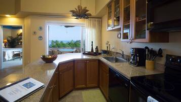 House, 1 King Bed, Hot Tub, Ocean View | Private kitchen | Fridge, microwave, oven, stovetop