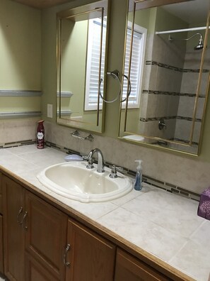 Ensemble douche/baignoire, sèche-cheveux, serviettes fournies, savon