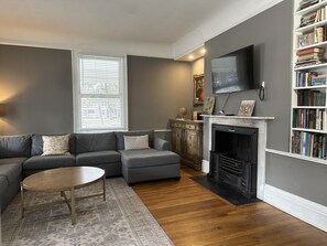 TV connectée, livres, espaces bureaux, imprimantes