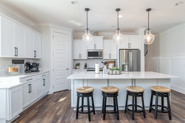 Fridge, microwave, oven, stovetop - (5) The Hideaway| NEW Build Pool| Rec Room| |5 min. Drive to Beach| Baby & Kid Friendly (Hilton Head Island)