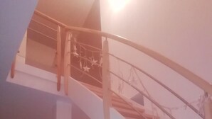 A staircase with a wooden handrail and metal balusters, leading to an upper floor. - HOUSE Assérac, Pen Bé, quiet, Near beaches, 10m from coastal path (Assérac)
