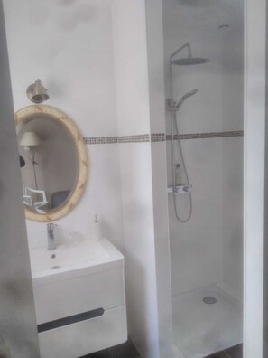 Ducha, secador de pelo, toallas y papel higiénico