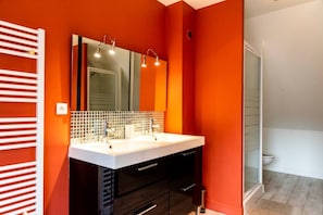 Een douche, een haardroger, handdoeken, zeep