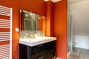 Shower, hair dryer, towels, soap - Large modern loft of 90m² in hyper center (Caen)