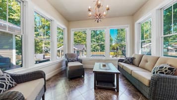 Smart TV, fireplace, DVD player, table tennis