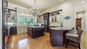 Full-sized fridge, microwave, oven, stovetop