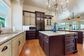 Großer Kühlschrank, Mikrowelle, Ofen, Herdplatte