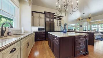 Full-sized fridge, microwave, oven, stovetop