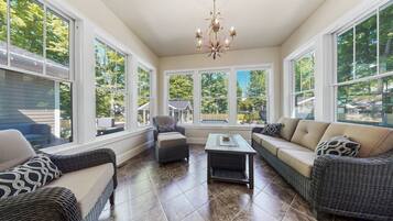 Smart TV, fireplace, DVD player, ping pong