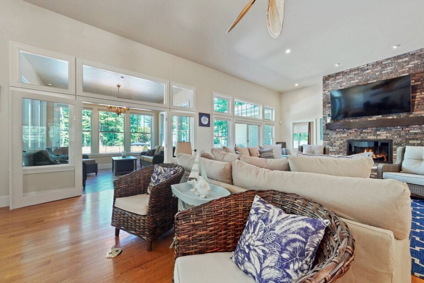 Smart TV, fireplace, DVD player, table tennis