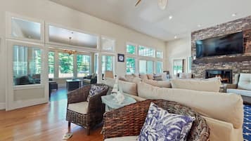 TV connectée, cheminée, lecteur de DVD, table de tennis de table